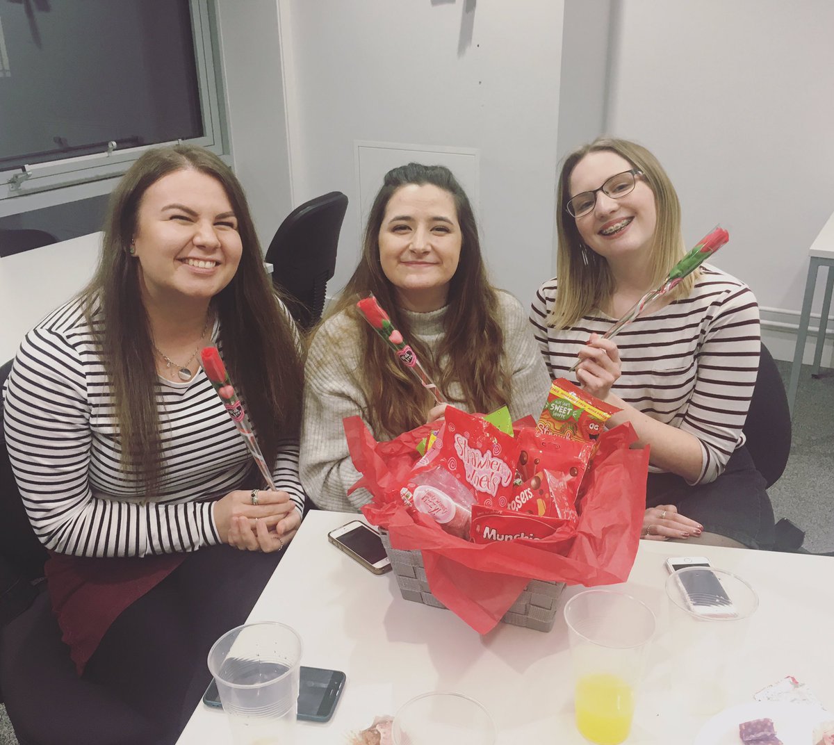 Well done to tonight's winning team! 
Enjoy the prize 🍬🍫🌹
