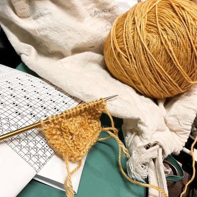 StephCat's tweet photo. Swatching for a cowl with @anzulaluxuryfibers Luster! #sunsetcat #knitweardesign #cowlpattern #knittingpattern https://t.co/TrY6S3bxHG https://t.co/168kL0htdL
