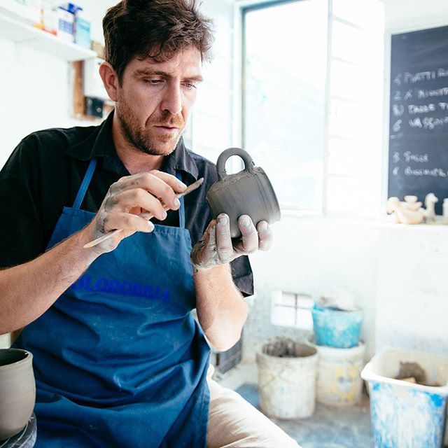 creatoadarte's tweet photo. [#creatoadartetoscana]
Andiamo a Segromigno in Piano (LU) ed entriamo da Rossoramina, una manifattura ceramica italiana che nasce dall’incontro di due giovani creativi che si dedicano principalmente alla produzione di pezzi in maiolica.

Federica Ciprian… https://t.co/AhJ5DW17Ta https://t.co/7G19XUq8O4