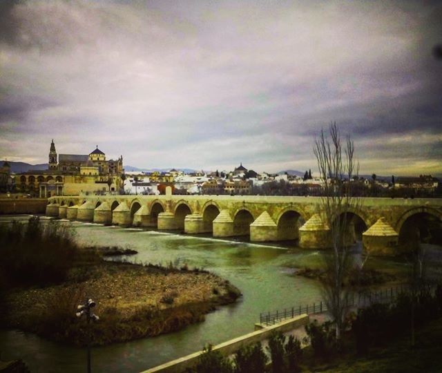 Fani_Ruilo's tweet photo. Córdoba la llana. 
#cordoba #cordobalallana #puenteromano #guadalquivir #mezquitacatedral #turismoandalucia #viajarabrelamente #esoesloquenosllevamos https://t.co/ZxjQ9uQPoX https://t.co/RjUDxhGL59