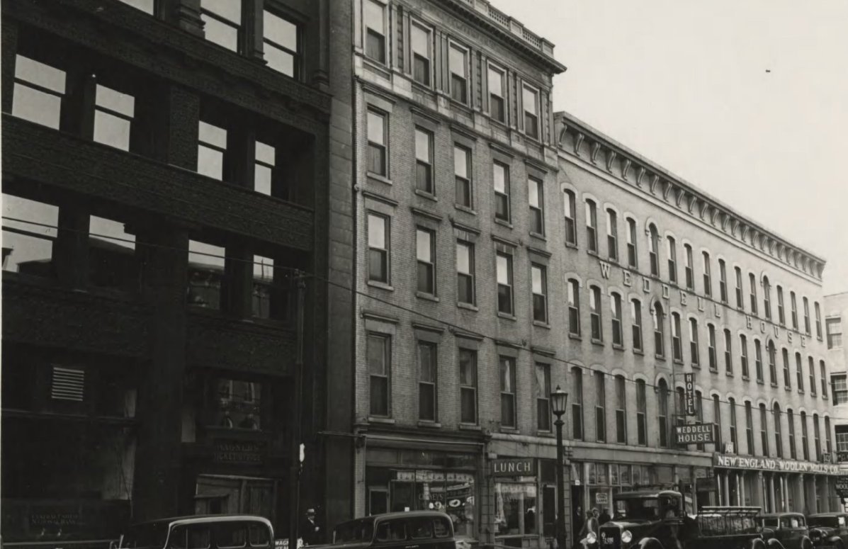TomHorsman's tweet photo. The main section of the Weddell House was demolished in the early 1900s and replaced by the Rockefeller Building. However, the portion that contained the bedroom Lincoln slept in (pictured below) was not torn down until 1961 and replaced by a...parking lot. https://t.co/xLx6zOGBoR