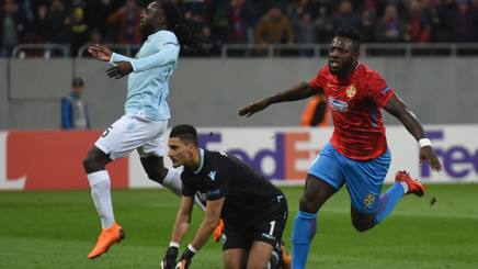 Gazzetta_it's tweet photo. Lazio, il momento resta nero: Gnohere gol, vince la Steaua 1-0 #europaLeague #uel https://t.co/jb7oCjDpwt #uel https://t.co/qpBipWDHu1