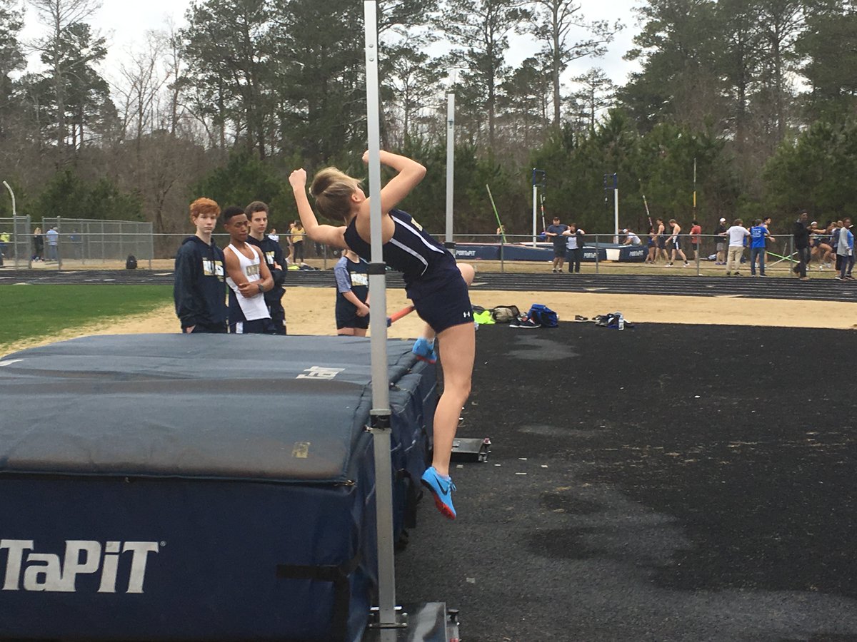 RRsobrelasrocas's tweet photo. Skylar and Megan clear the bar for high jump. https://t.co/mFCLzfWLLV