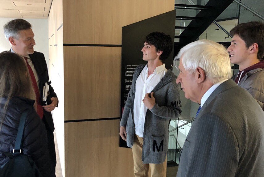 France_Colombia's tweet photo. Hoy el Embajador de Francia 🇫🇷 en Colombia 🇨🇴 estuvo en la @UniJaveriana conversando con 👨‍🏫 👨‍🎓 👩‍🏫 👩‍🎓 sobre los retos del mundo al 2030:
✅ La paz ✌️, seguridad global y migraciones
✅ La protección del planeta
✅ La lucha contra la desigualdad
#franciaencolombia https://t.co/cdcLFLFivX