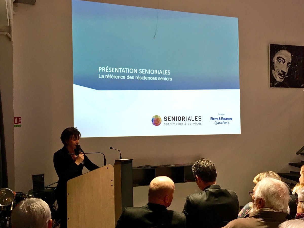 Début de la présentation des <a href="/senioriales/">Senioriales</a> de #Cavaillon : la Directrice de l’Agence Sud-Est accueille la centaine de présents dans l’assemblée et souligne le partenariat fort avec la Mairie pour ce projet.