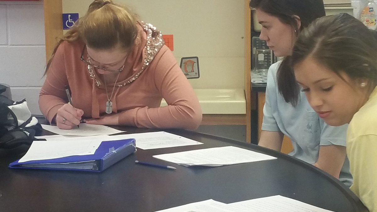 krob5570's tweet photo. Purposeful Collaboration in Anatomy today! Analyzing and collaborating key points on skin articles to present to class. #ahsliteracy https://t.co/vw9PFedSAM