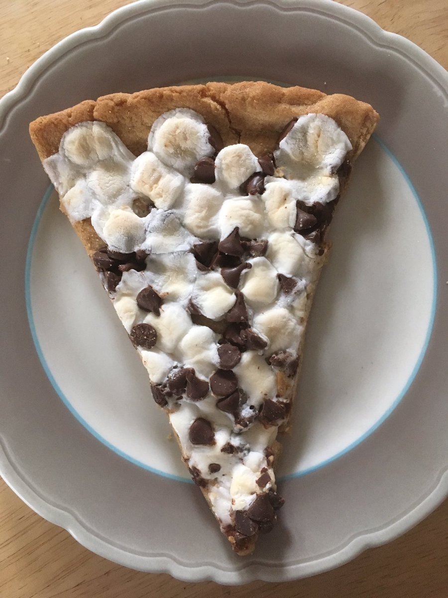 Mandery's tweet photo. There's just some things you throw out the calorie tracker for and say, "I don't really care!" and this is one of them! #smorespizza #nomilkneeded #savoringeverybite cc @carri1975 https://t.co/RuQwov6oJu