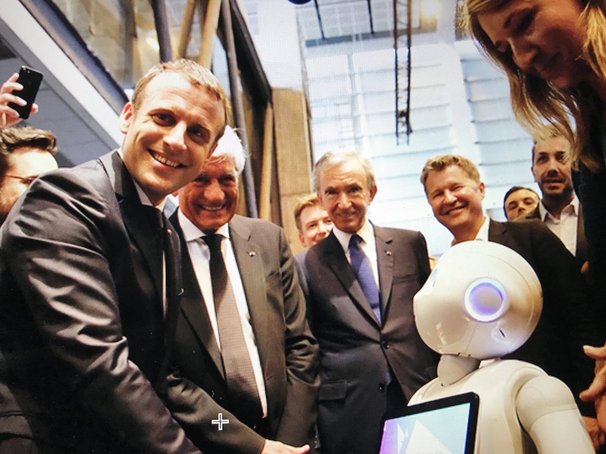 Alain_Thebault's tweet image. #VivaTech 2016 : @SeaBubbles powered by @EmmanuelMacron 🇫🇷 , Bernard Arnault &amp;amp; @MA_Jamet Thanks to #LVMHtech / #VivaTech 2017 1st flight of the prototype with @Anne_Hidalgo onboard 🏄‍♂️ / During @VivaTech 2018 , a #Seabubble fleet on @Paris Seine River 🚀 #StartUpNation