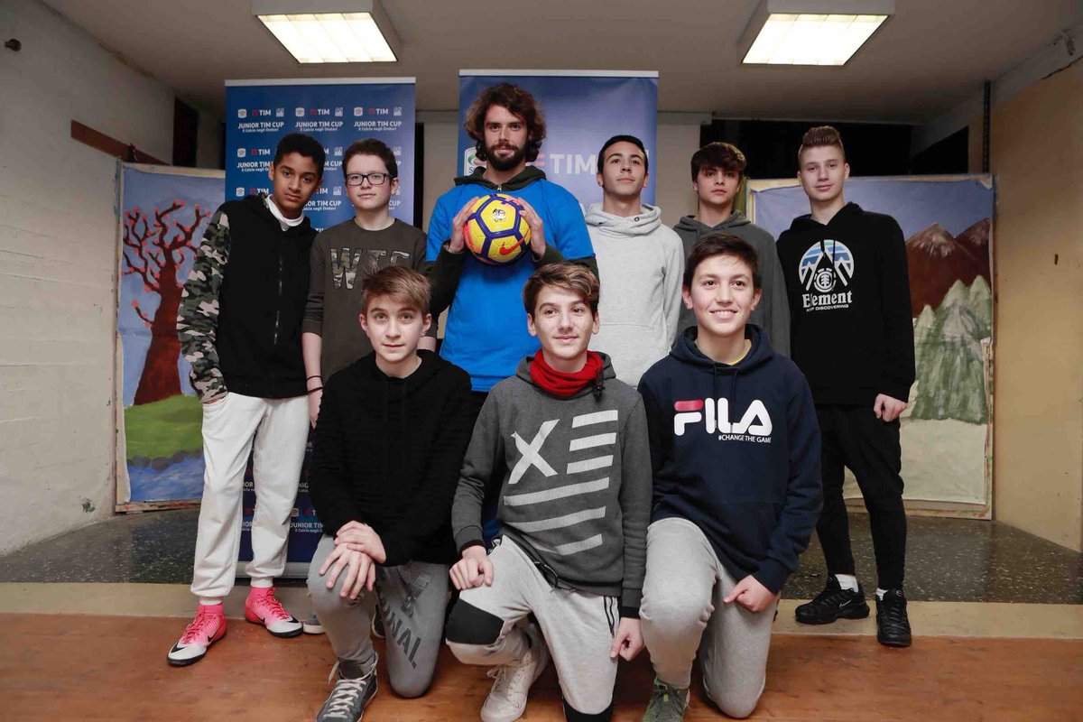 CSInazionale's tweet photo. La #juniortimcup fa tappa a Bologna. I ragazzi dell’Oratorio San Giuseppe Lavoratore hanno conosciuto e giocato con @AP16Official @BfcOfficialPage: "Sono cresciuto nell'oratorio del mio paese e, dopo la scuola, giocavo a calcio insieme a tutti i miei amici". https://t.co/JZQ6GbROQ7
