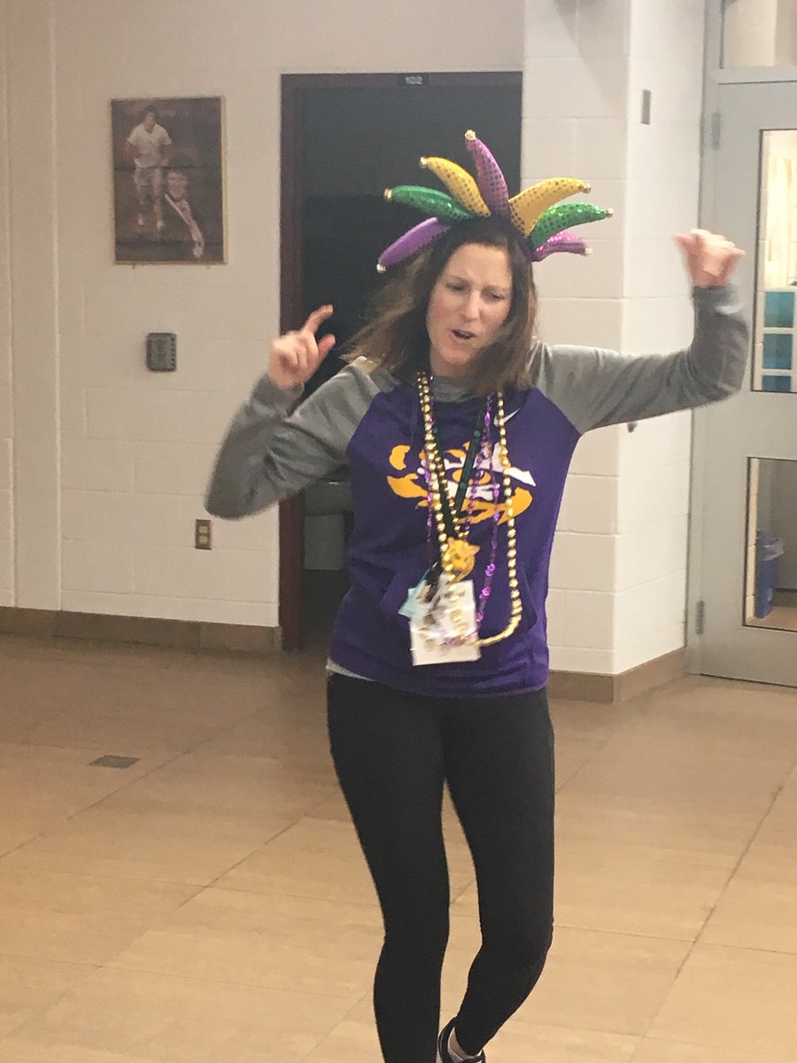 Kelly10tremblay's tweet photo. @MrsAHamilton1  showing our grade 2s how to party during our Mardi Gras parade. @StMatthewCS https://t.co/oUnH17MsoA