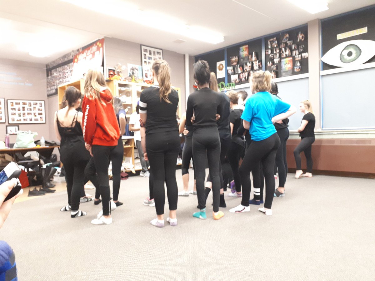 mdlvanduzen's tweet photo. Intently learning about the history of Hip Hop. #hwdsbdancefest #raylewisdance @PrincipalMoore https://t.co/TK6gR1f6nQ