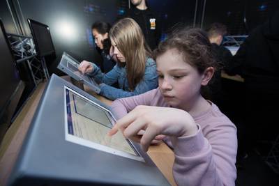 Brugklassers ontwerpen een badkamer en bibberen bij -21 graden in een vrieshal: Bibberen in de vrieshal van de Jumbo, een badkamer ontwerpen in een ‘techniek bus’, een kijkje in de keuken van de regeltechniek bij Bepacom, dat krijgen vmbo-scholieren in… dlvr.it/QGVkXT