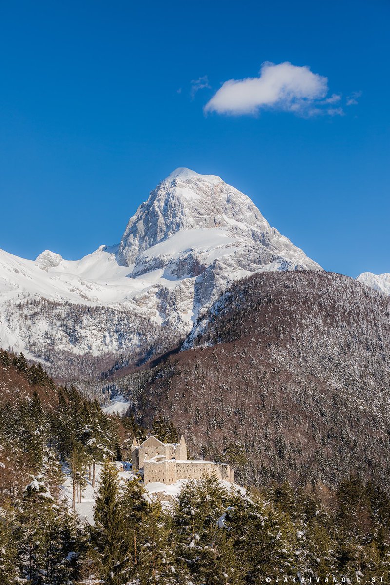 jaka_ivancic's tweet photo. Predel fortres with mount Mangart in the background and a lonely white cloud shadowing the mountains peak. ☀️❄️☁️🇸🇮#mangart #predil #predel #triglavskinarodnipark #julianalps #alps #slovenia #slovenija https://t.co/Yh60jj771u