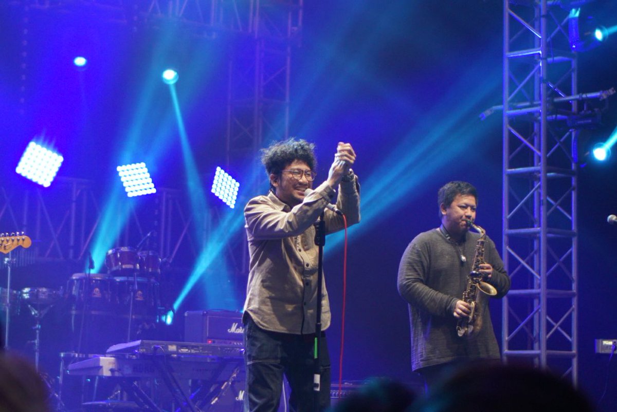 yapinaja's tweet photo. Dan dengan berakhirnya penampilan dari @KahitnaFull maka itu artinya selesai sudah event malam ini. Gue seneng banget sama performance dari line up yang hadir malam ini! Gokil semuaaa ππ
#BNIJJF #BNIJavaJazz2018 #JJF18 #NontonKonserGratis #YAPinAja #GenerasiYAP https://t.co/3LifC4VbOn