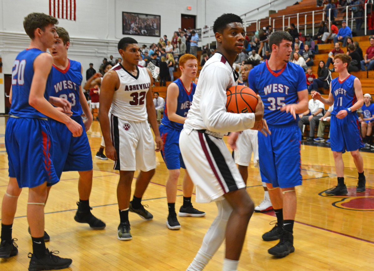 For today's #TBT, take a look at a few more 📸 from last week's AHS Basketball Senior Night! #TheACSWay #ClassOf2018 #ACSAlmostAlumni facebook.com/pg/AVLCityScho…