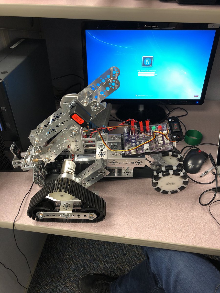 MrDuensing_lhs's tweet image. Dominik finally finished building this beast today... time to program!  #Robots #Tetrix #Prism #BlueRibbonSchool #GoLemont @LHS210principal @LHS210_news