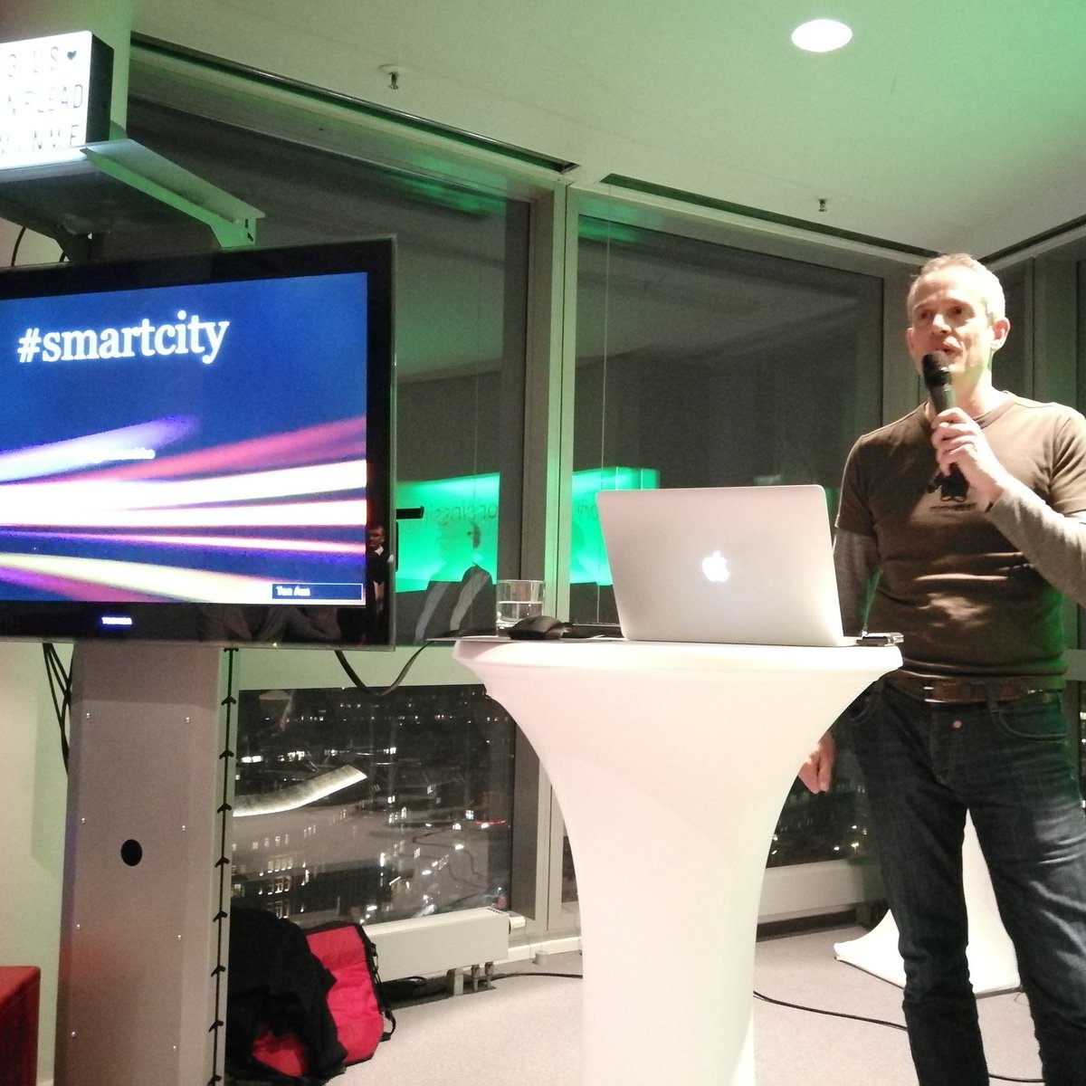 "Es geht um die Menschen" , sagt <a href="/BassMirko/">Mirko Bass</a> zum Thema #SmartCity. #12minme #12minplead