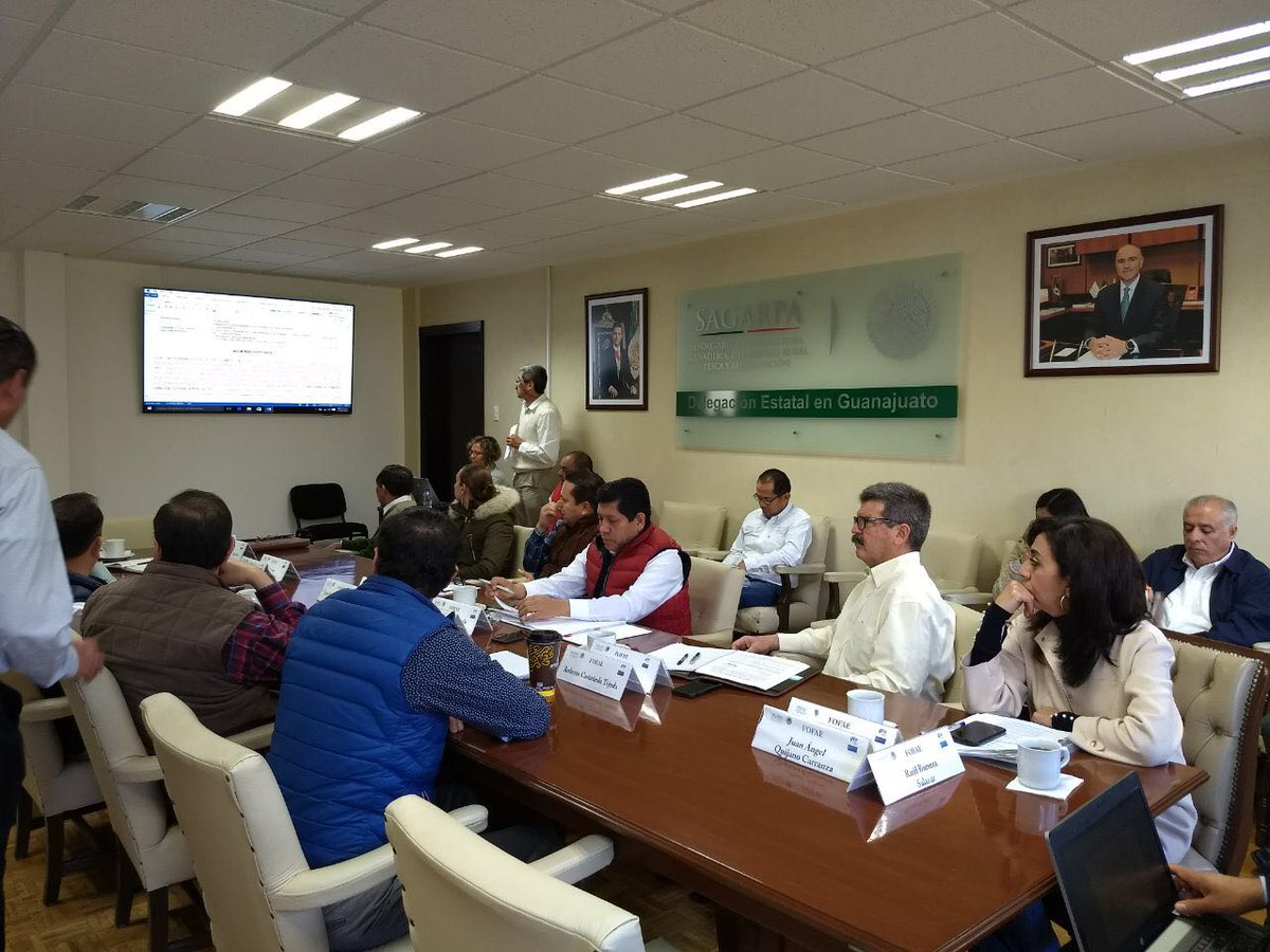 AgroMatch_Gto's tweet photo. En Reunion del Fideicomiso del Fondo de Fomento Agropecuario #Guanajuato @SAGARPAGTO1 y
@SDAyR_Gto trabajamos para que las unidades de producción primaria del #SectorAgroalimentario incrementen su productividad. CONOCE MÁS sobre el #ProgramaDeConcurrencia
https://t.co/tobi4kycF7 https://t.co/tRLmSCr1Tb