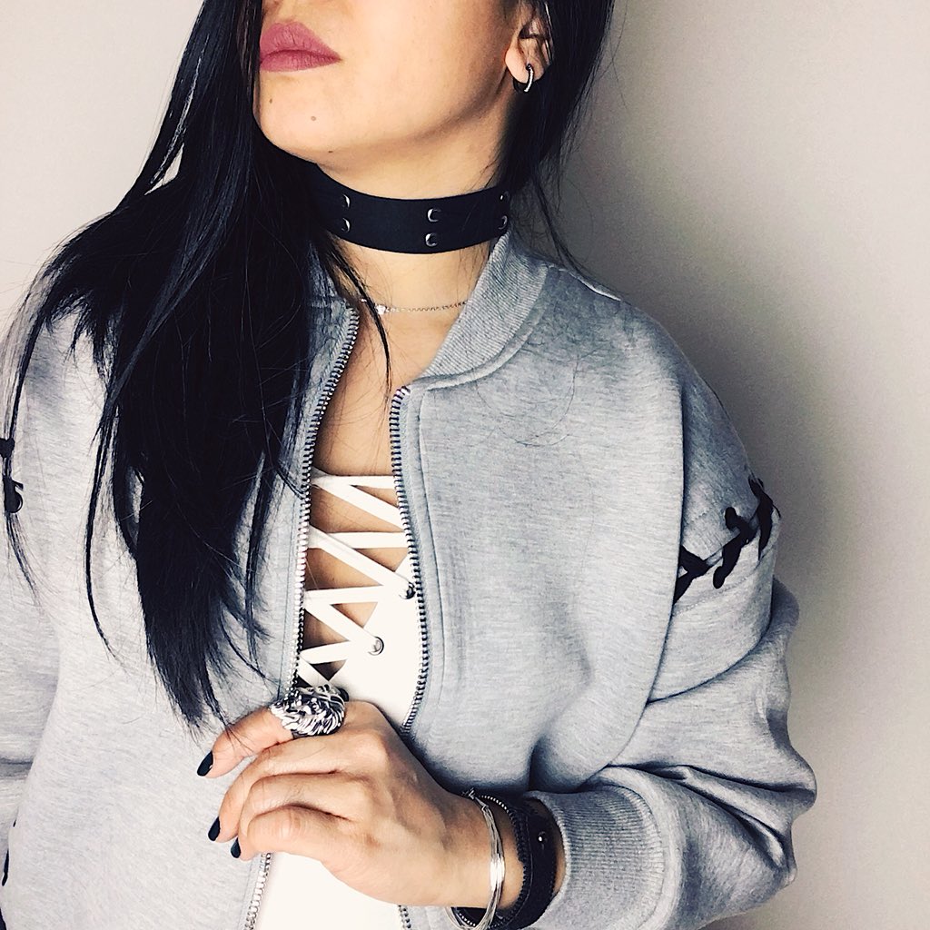 knkbespoke's tweet photo. ✖️Enlace Moi✖️
#todayslook #parisienne #frenchstyle #trendsetter #shopaholic #fbloggers #cozy #effortless #styleinspiration #outfitideas #tenuedujour #modeblogger #chokers #bijou #eyelet #jewelrylover #grey #creoles #bodysuit #bomberjacket #oversizejacket #casualchic https://t.co/YqlsvIGq0r