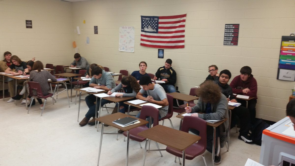 AmbrogioWLHS's tweet image. Belated post!! 6th hour worked it OUT yesterday with helping classmates and participation! #studentleaders #skillpractice #feelgoodteachgood #sixthour #verbtense #commas #combiningsentences