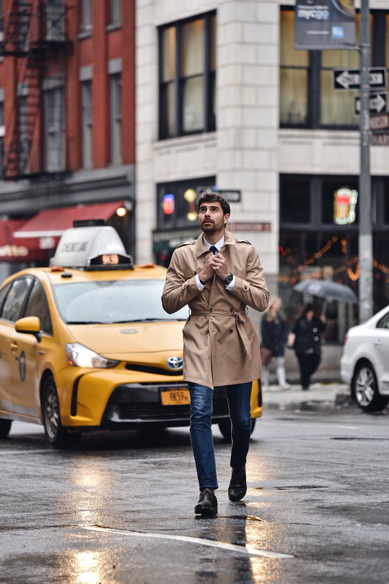 Un canario en Manhattan al mas puro estilo neoyorkino con mi nueva gabardina: bowtieblue.com 🐥🚖🌧

#trueyorkcity
#NuevaYorkempiezaconB
@nycgo 
@bthetravelbrand