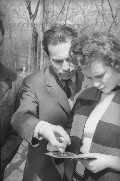 Douglas Griffin on X: Defending World Champion Mikhail Tal, pictured with  (I think) his wife Sally Landau, during his title match v. Mikhail  Botvinnik. Moscow, April 1961. (Photographer: M. S. Okushko; source