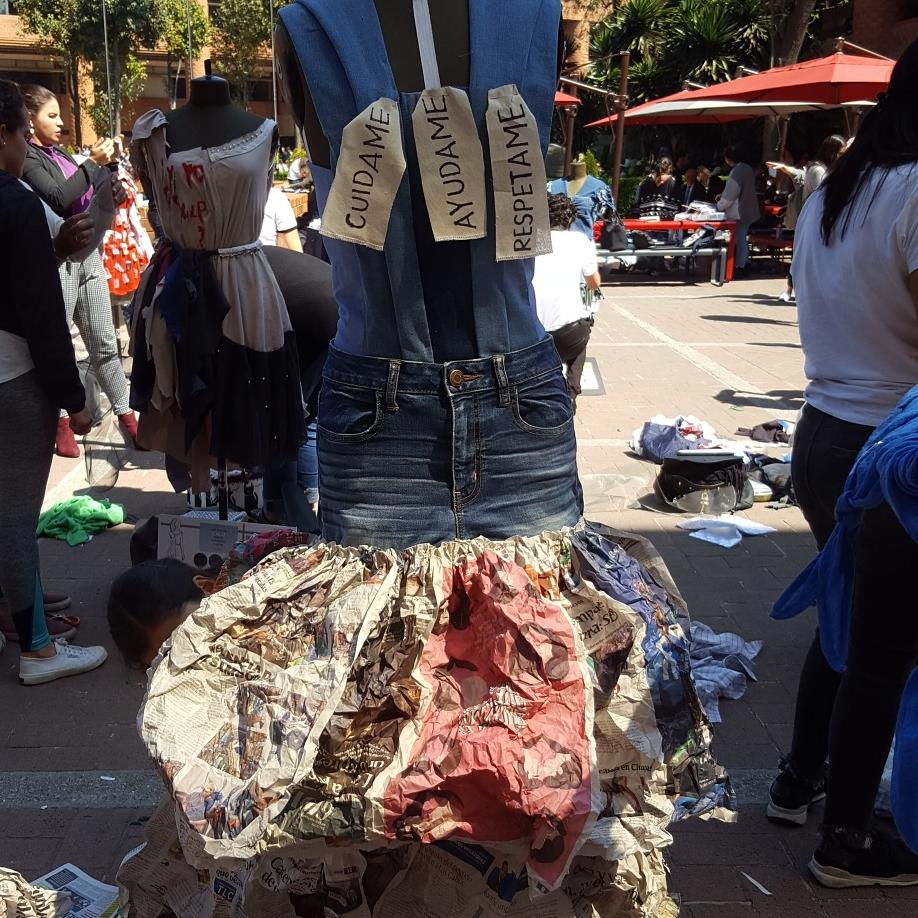 IBERO_mx's tweet photo. #FastFashion Este proyecto es un espacio de reflexión sobre los problemas sociales actuales. Este año se trabajó el tema de la industria del fast fashion: Pilar de la moda o imperio tóxico. ¡Mira las creaciones de estudiantes de Diseño de Indumentaria y Moda!
#Moda #ReciclaTuRopa https://t.co/1CYv5LKP6R