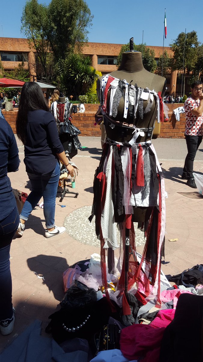 IBERO_mx's tweet photo. #FastFashion Este proyecto es un espacio de reflexión sobre los problemas sociales actuales. Este año se trabajó el tema de la industria del fast fashion: Pilar de la moda o imperio tóxico. ¡Mira las creaciones de estudiantes de Diseño de Indumentaria y Moda!
#Moda #ReciclaTuRopa https://t.co/1CYv5LKP6R