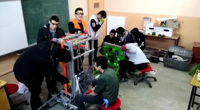 Takımımız Robotumuzun üzerindeki çalışmalarına devam ediyor. Aynı zamanda @jetsonsrobotics6435 ile birlikte robotları üzerinde düzenlemeler yapıyoruz.
#sampiyondesteginlesanfranciscoda #sampiyonaortakol #frc #robots #fyukselfoundation #first #grt6415