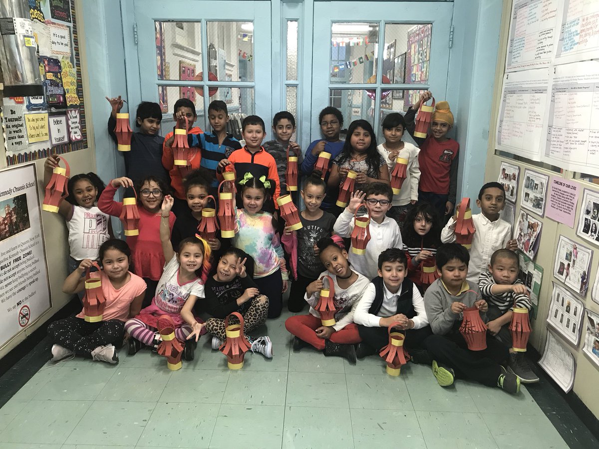 2ndGradeJKO's tweet image. Today, we learned about the Lunar New Year and made lanterns. Happy Lunar New Year from Class 202! #LunarNewYear2018 #class202 #lanterns #YearOfTheDog @PS66JKO
