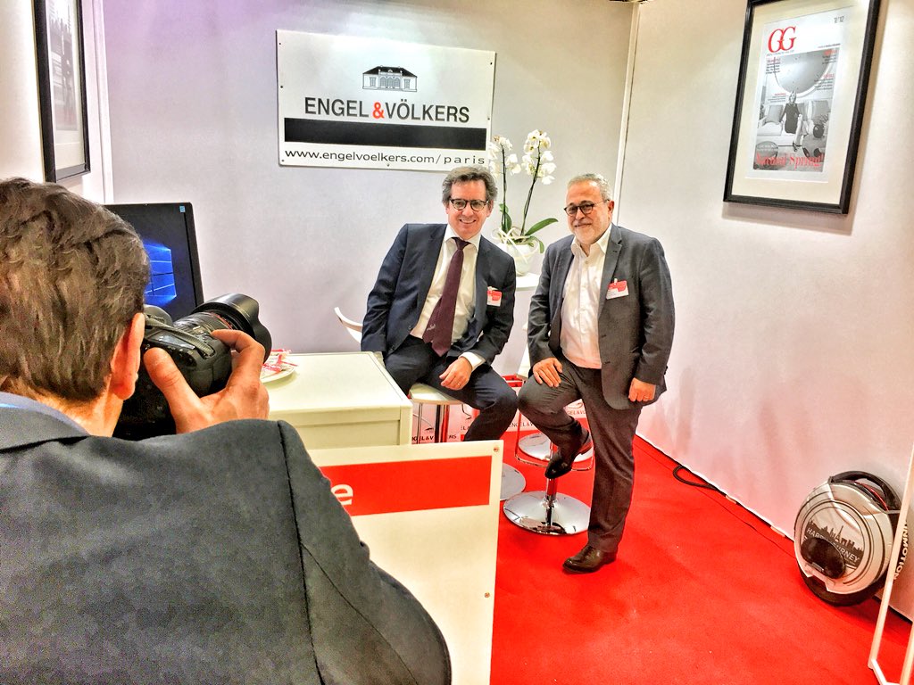 DoubleNumerique's tweet photo. @B_Duchatelet @businessimmo @enquetedappart @Jobradio_emploi @radioimmo @FPalladio @immotard @RichardFremder @fannybourdin @jfgrazi @lbjcaillaud @EngelVoelkersHQ @engelvolkersprs @Le_Figaro_Immo Un grand bravo aux médias courageux et professionnels qui œuvrent au service de l’immobilier !
💙🏰📸🎥👍❤️
@enquetedappart @Jobradio_emploi @radioimmo 👏
#ForumMetiersImmobilier18 #FMII2018 #EngelandVolkersParis #EngelJobs #RealEstateJobs https://t.co/l0wR6FBpoq