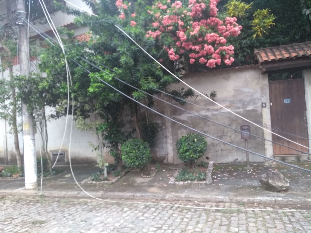 bandnewsfmrio's tweet photo. Fios partidos na Rua Adalgisa Neri, na Taquara. #trproblemastemporal https://t.co/hh4xigbwyK