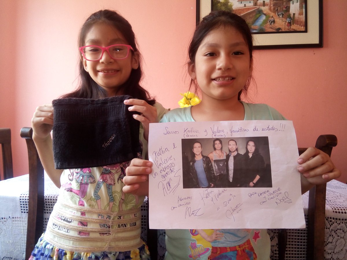 kathiaotiniano's tweet photo. Gracias @Jammin_Movistar @MovistarMusica_ @NoelMarambio @Jhovantomasevic #AlecMarambio #HansMenacho fue una super noche pero las más felices son mis hijas por los autógrafos y la toallita de jhovan 😁😁 https://t.co/6dR6F1ZhNY