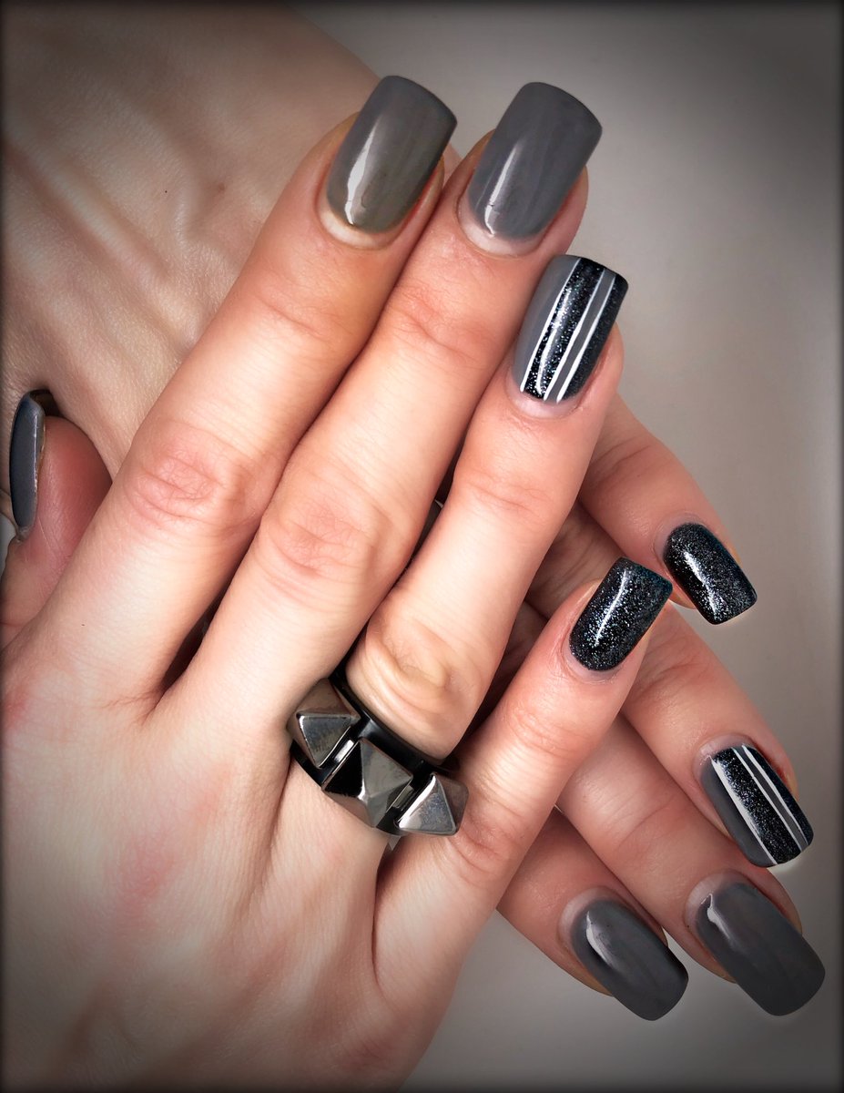 EleonoraBino's tweet photo. Con due settimane di ricrescita 😱 ma sono riuscita a fotografarle 😅✌🏻 e sono ancora bellissime! 😍
#dark #darkchic #darknails #greyandblack #sparklingblack #sparklingnails #nailart #eleonorabinohandmadejewelrydesign https://t.co/tRodg3aOx6