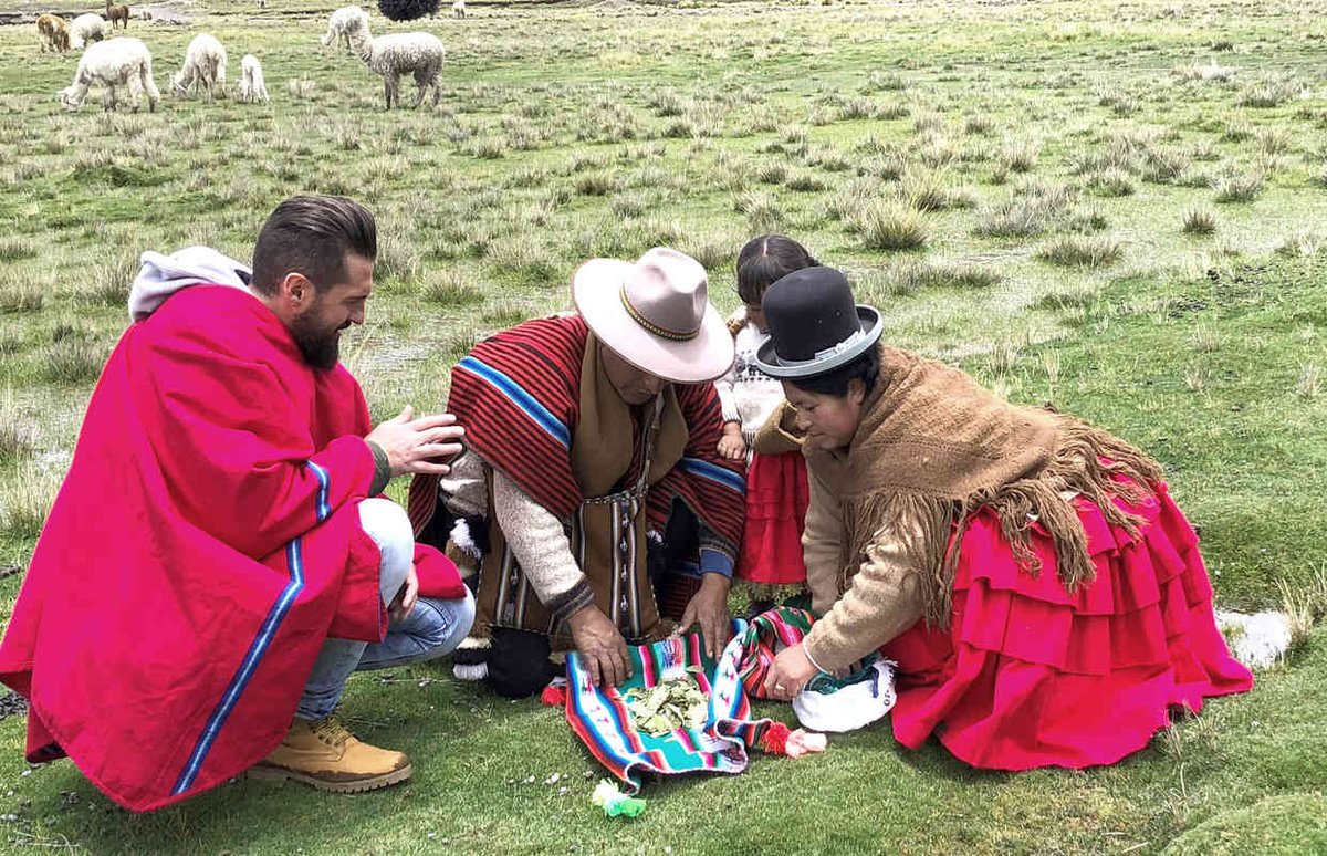 Degusta_cyl's tweet photo. 👨‍🍳📽 El chef Peña se come el mundo. El cocinero de Valladolid estrena un documental 📺 que dará la vuelta a la gastronomía del planeta 🌎▶
https://t.co/r9dRt9KC4d https://t.co/6CSpFCIaRS