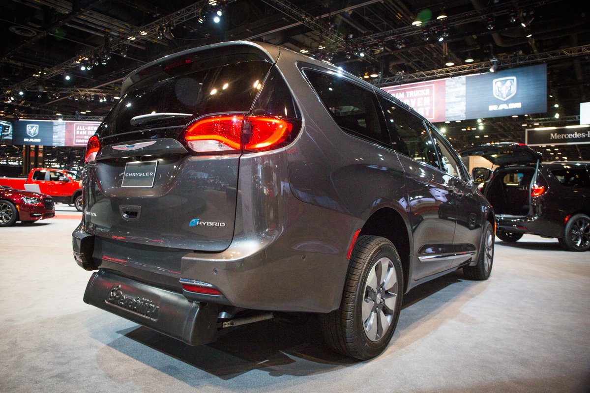 StellantisFleet's tweet photo. Look what breezed into the Windy City for #CAS2018 — America’s first wheelchair-accessible #hybrid minivan, the #Revability Advantage @Chrysler Pacifica with upfits by @revgroupinc. Learn more: https://t.co/1ZDoRor3V8 https://t.co/nyHfoTMRFy