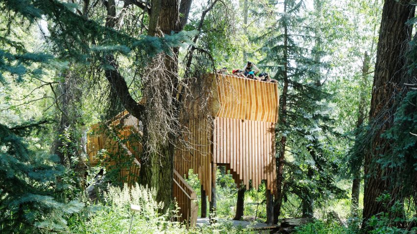 UCSGlobal's tweet photo. A dilapidated treehouse in Aspen has been rebuilt using vertical #wooden slats and translucent panels with plenty of help from the community  https://t.co/EanLI3BAQJ https://t.co/7vpcFNip16