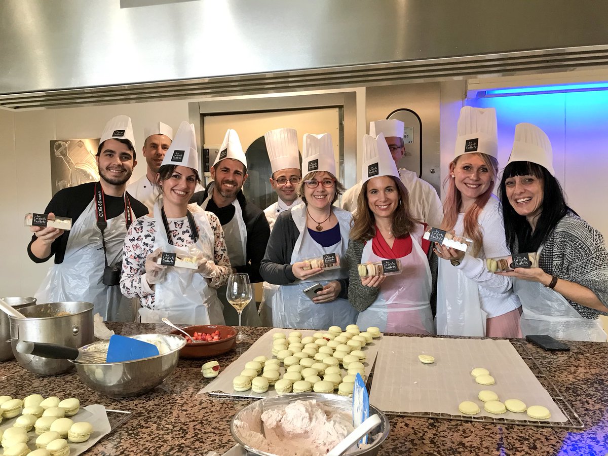 GrandsBuffets's tweet photo. En las cocinas de @GrandsBuffets preparando el #tallerdeMacarons con @Estelamgm @vanecd @QUESECUECEENBCN @comeresblog @chupchupchup #remithefoodie #healthykaty @Renfe_SNCF_Es https://t.co/CERjuykkRM