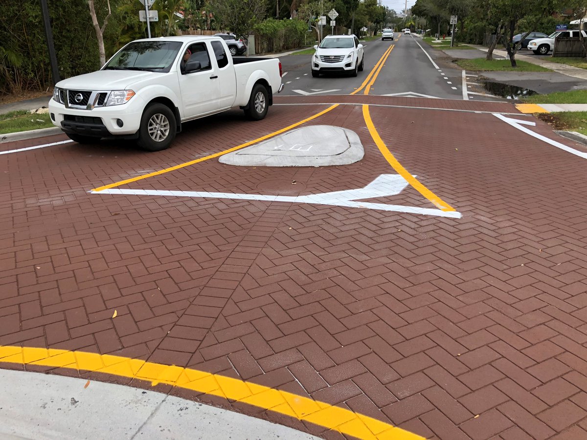 MyFDOT_SEFL's tweet photo. #FDOTatWork - New roundabout at Old Dixie Hwy and NE 16 Ct in #FortLauderdale is open to traffic https://t.co/4jAzfHGHk5