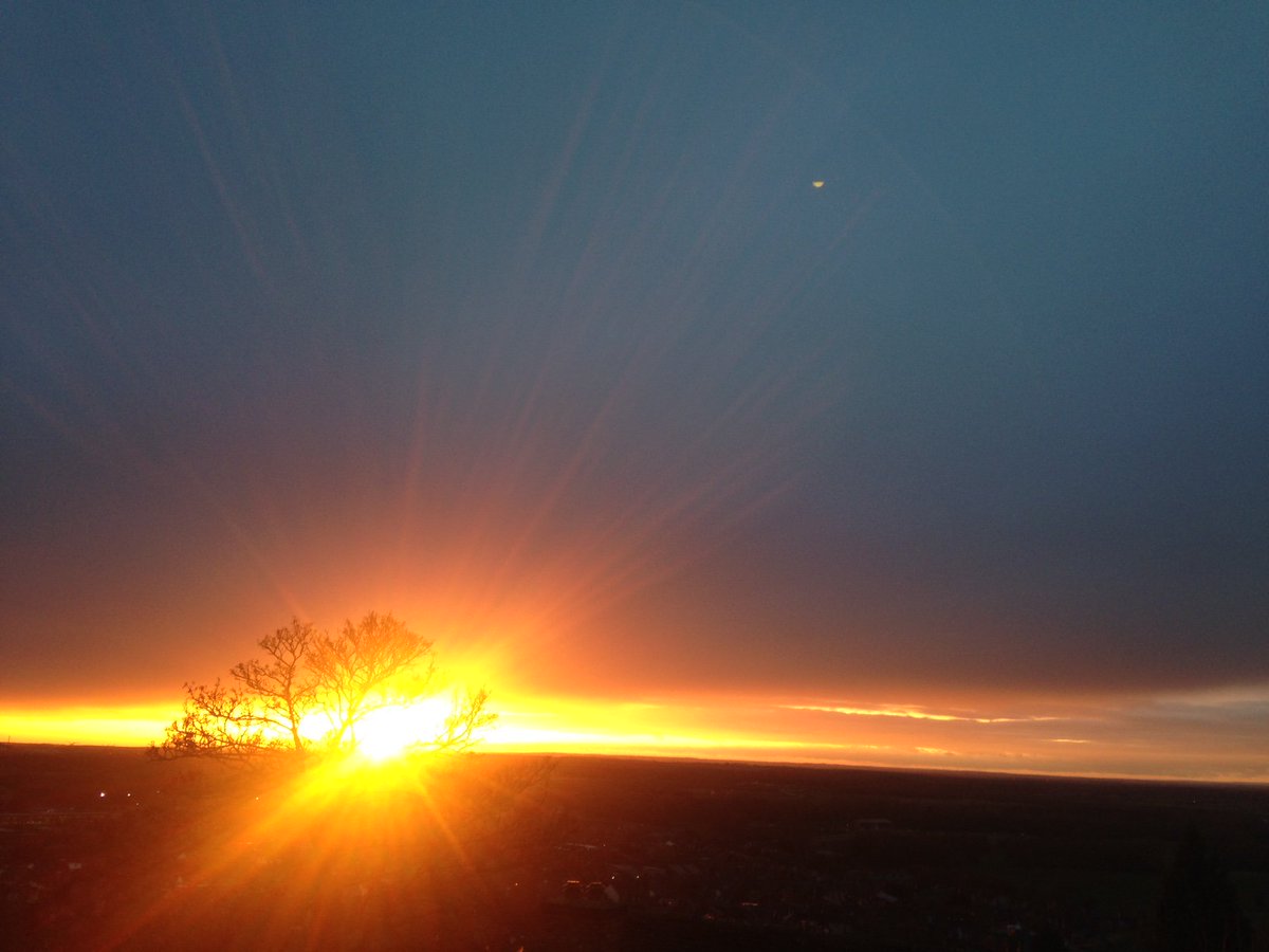 <a href="/CatherineEsse/">Catherine Street</a> <a href="/LincsSkies/">Lincolnshire Skies</a> <a href="/sjholt50/">Stephanie Holt🦊</a> @MelAyto @Dr_HLO <a href="/suzawelch/">suzawelch</a> <a href="/EarthandClouds/">Earth and Clouds</a> <a href="/StormHour/">#StormHour</a> <a href="/AndreaCConnolly/">Andrea Connolly</a> <a href="/Rubyslippers82/">Ruby Slippers</a> @SandraLileas <a href="/LisaMSutch/">Lisa Sutch</a> <a href="/merdeme67/">Claudia Fiasco Ph.</a> <a href="/SkyScapes2/">#SkyScapes</a> #Golden halo 😇#sunset rays - beautiful C <a href="/CatherineEsse/">Catherine Street</a> - our <a href="/LincsSkies/">Lincolnshire Skies</a> do produce some fine *arrays* (here's one we made earlier this year) 🌇🌄✨💜happy #ThursdayThoughts to 🐑and all the #Weather team 🌄🌇✨🌷