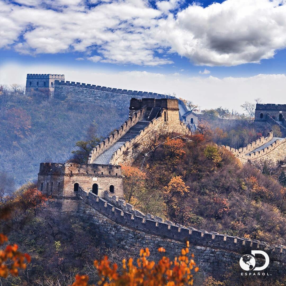 La Muralla China es visitada en promedio por unas 50.000 personas por día. Su récord de asistencia fue durante el 1 de Octubre de 2014 (Día Nacional de la República Popular China). Ese día visitaron el monumento más de 8 millones de personas.