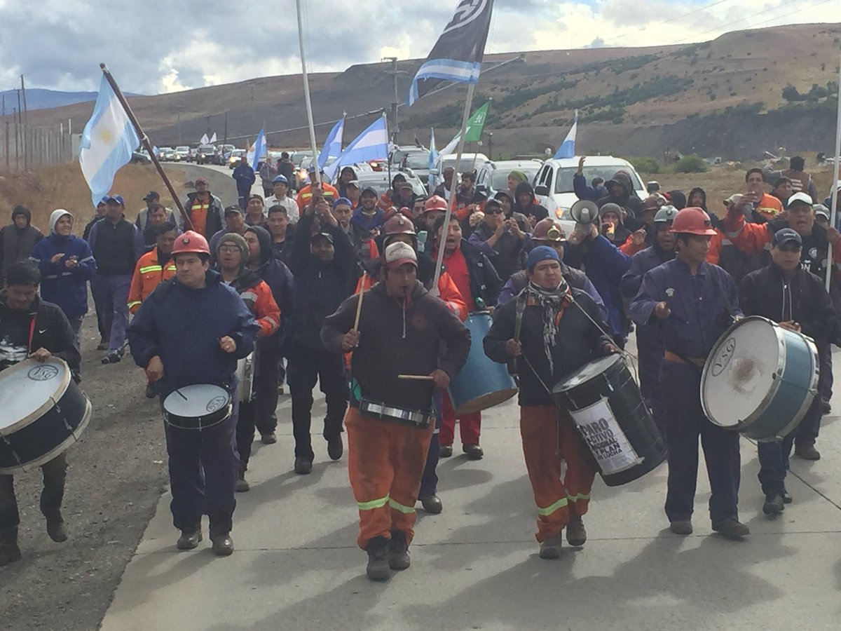 AleGarzonOk's tweet photo. #Ahora en #RioTurbio estamos marchando junto a los trabajadores de YCRT y el pueblo de la Cuenca Carbonífera. https://t.co/yFn7QUqhIu