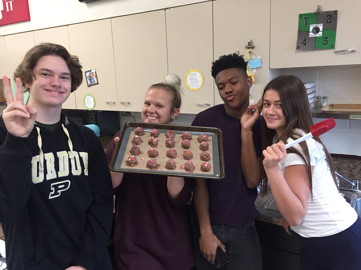 MsZielinskiMHS's tweet photo. Good food❤️Good friends💕Good times💜 #WeAreMehlville #msdr9 #mhsfoodie @Mehlville_HS 🍝🥗🥖🥨🍫🍪 https://t.co/CJz3TL6C0r