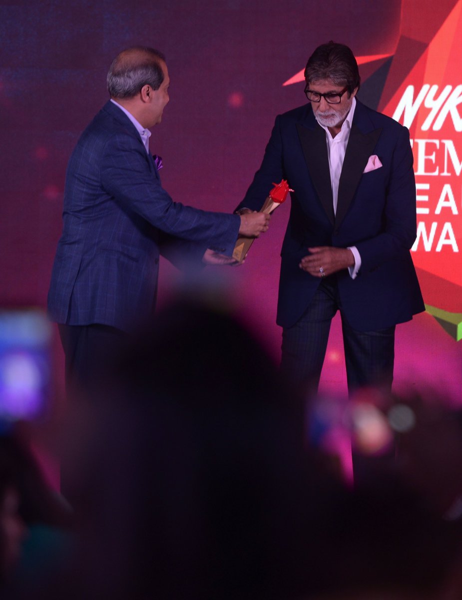 T 2615 - Another recognition .. Femina Style Award .. grateful but .. humbled but .. अब क्या कहें , स्टाइल वगरह तो कभी  रहा नहीं , बुलाते रहते हैं तो चला जाता हूँ , आभार प्रकट करके , पुरस्कार लेके , कुछ शब्द बोलके वापस चला आता हूँ 🙏🙏