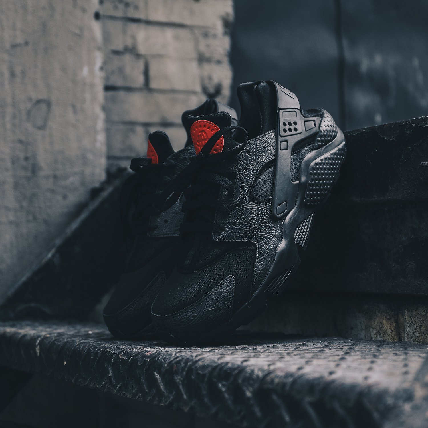 DTLR on X Designed to stretch with your foot the Air Huarache Run Floral Men s Shoe refreshes the innovative 90s classic with a modern look. A deep forest floral print inspired by traditional