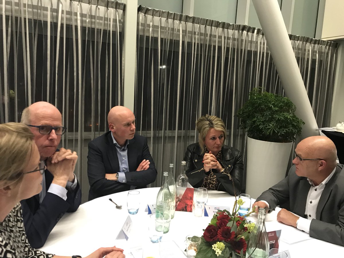 RutgerVrielink's tweet photo. Ideeentafel bij @rocvantwente met @henkpluimers, @hanstersteege, @KaatRog, @MET_Judith en @eddygruppengoor. Hoe kan het onderwijs (nog) beter aansluiten bij bedrijven? #dialoogmetmarkt #nietonderstoelenofbanken https://t.co/H9CGpWdj67