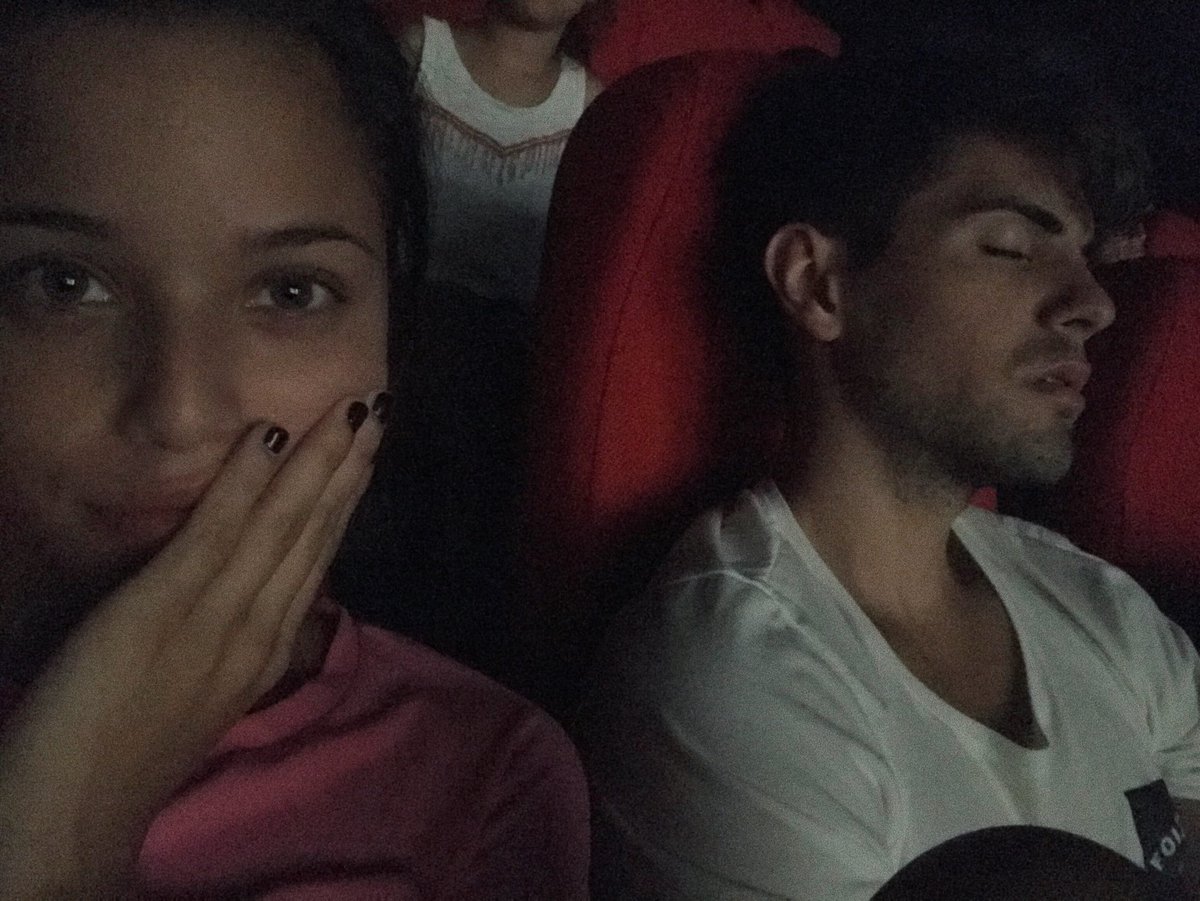 emimernes_'s tweet photo. En el cine con el ♥️🙄 https://t.co/ZCCnsiJ7EI