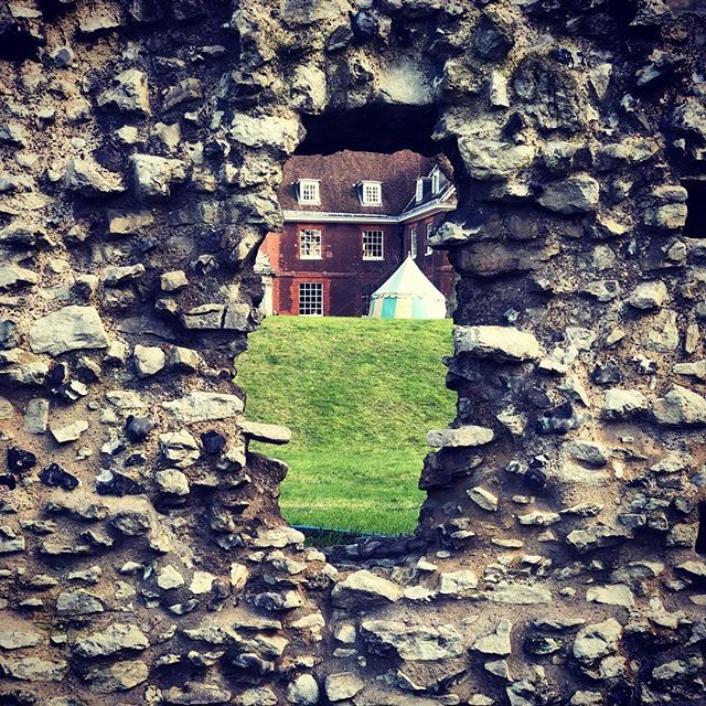 stuartmiles's tweet image. The grass always seems greener on the other side.... #grassisgreener #castles #hiddenviews #toweroflondon ift.tt/2C0KL5d