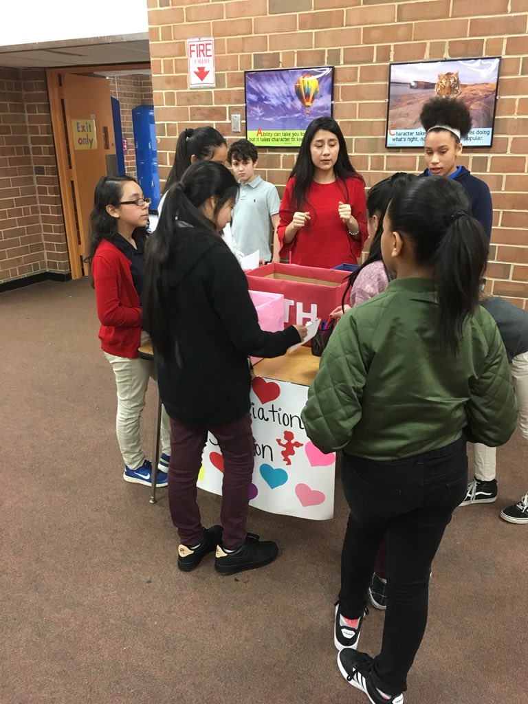 KathrynM101's tweet photo. Check out the #RAKWeek2018 in action with @MiddleGradeMade &amp; @LMS_RAKClub hosting an Appreciation Station! @LexMidSchool @LCSJackets #LMSNewDay #GiveGood #ChooseKind https://t.co/CGGzoUnawd