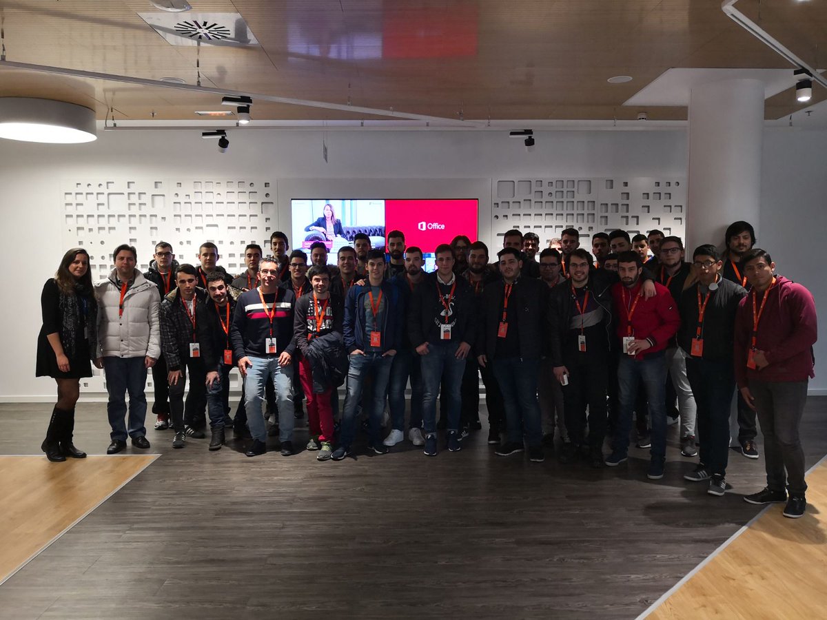 G_Chuvieco's tweet photo. Hoy ha venido a visitarnos el colegio @ClaretDonBenito a las oficinas de Microsoft, un placer conocer a la nueva generación de informáticos que está por venir @MsEduEsp https://t.co/fgpbG6mcQ6